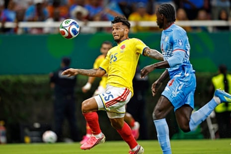 Luis Suarez of Colombia battles for possession ball with Axel Tuanzebe