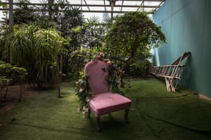 A chair is placed for couples to pose for their pre-wedding photos at 27 Rome Brand photo studio