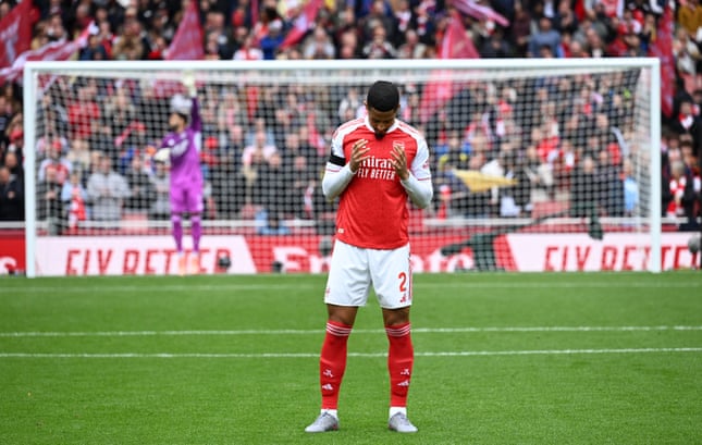 Mikel Arteta comandando o Arsenal em jogo pela Premier League.