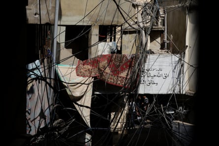 Burj al-Barajneh mülteci kampında karışık kablolar.