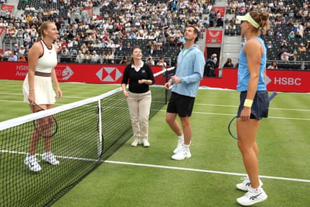 Andy Murray proceeds with the coin toss before the first-round match between Petra Kvitova and Beatriz Haddad Maia