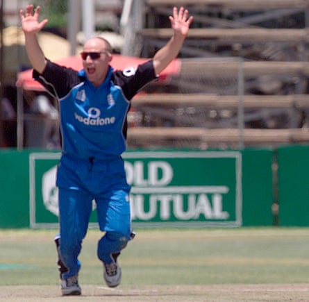 The England bowler Jeremy Snape celebrates the dismissal of the Zimbabwe batsman Andy Flower in an ODI in 2001
