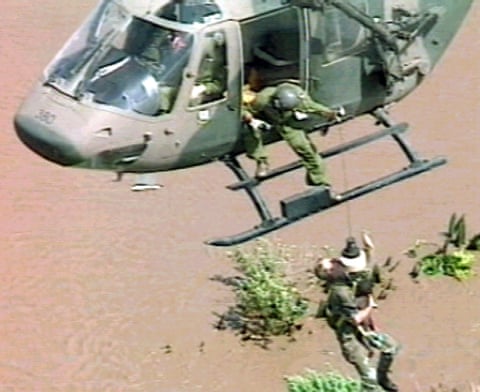 El rescate de Rosita Pedro A South African sergeant reaches out for his winchman while holding baby Rosita.