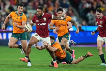 Bundee Aki runs with the ball.