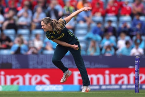 Ellyse Perry bowls.