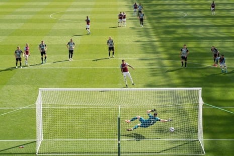 West Ham United’s Jesse Lingard fires home from the penalty spot to put the Hammers level.