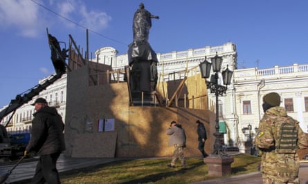 Des ouvriers communaux démontent un monument à Catherine II dans la ville d'Odessa, dans le sud de l'Ukraine.