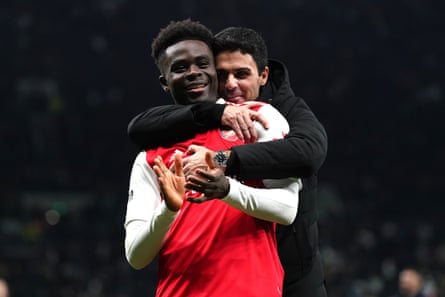 Mikel Arteta embraces Bukayo Saka during the 2022-23 season