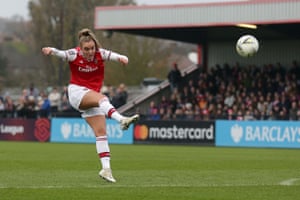 Arsenal’s Jill Roord fires over the bar.