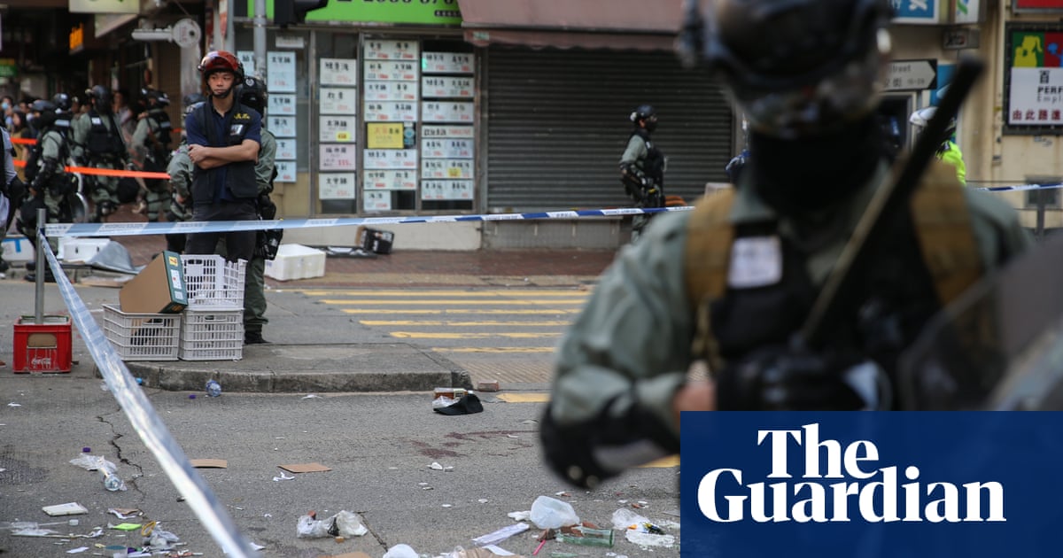 Hong Kong protests: man shot by police and burns victim in critical condition