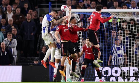 Handball Luke Shaw dari Manchester United di waktu tambahan untuk mengakui penalti.