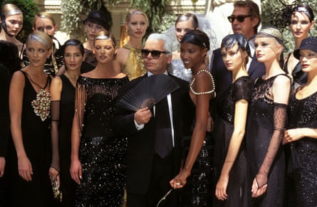 Karl Lagerfeld avec des mannequins à Paris, juillet 1996.