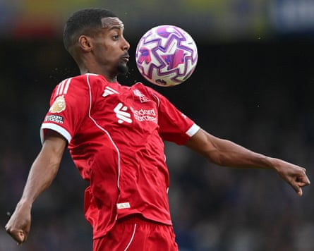 Alexander Isak of Liverpool controls the ball for Liverpool at Chelsea