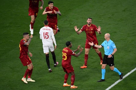 Les joueurs de la Roma se disputent avec l'arbitre, Anthony Taylor, lors de leur défaite aux tirs au but face à Séville en finale de la Ligue Europa.