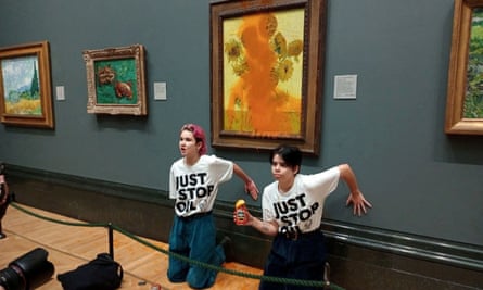 Les militants de Just Stop Oil collent leurs mains au mur après avoir jeté de la soupe sur le tableau de Van Gogh Tournesols à la National Gallery de Londres le 14 octobre 2022.