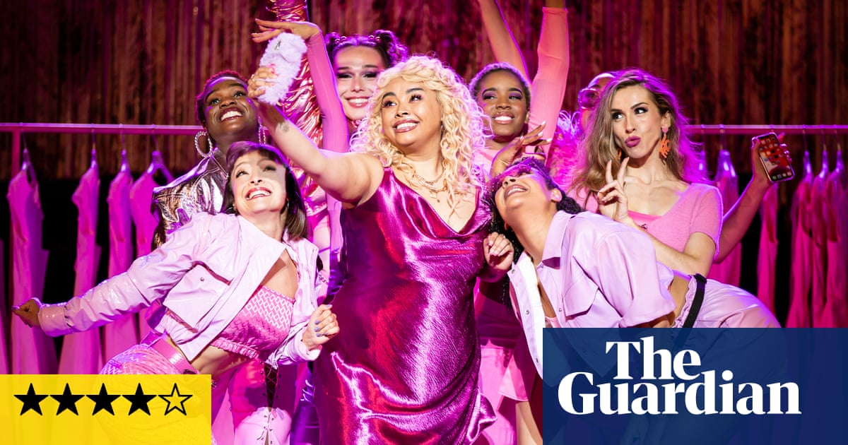 Revisión de Legally Blonde: la renovación alegre del campamento está en rosa