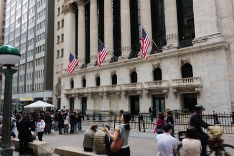 अमेरिकी कच्चा तेल 110 डॉलर प्रति बैरल तक पहुंच गया और वॉल स्ट्रीट में गिरावट आई क्योंकि ट्रम्प ने ईरान में तनाव कम करने की उम्मीदों पर पानी फेर दिया – बिजनेस लाइव