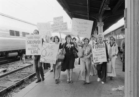 People with diabetes protest the FDA’s proposed ban on saccharin in 1977.