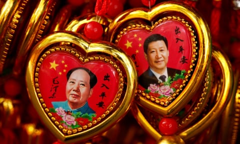 Souvenirs featuring portraits of Mao Zedong and Xi Jinping, Beijing