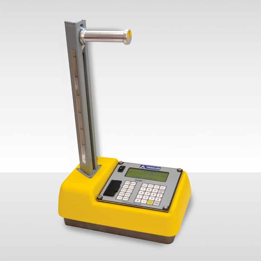 Una medición de densidad y humedad Troxler de color amarillo brillante.