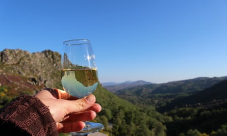 A glass of vinho verde at Restaurante Miradouro do Castelo.