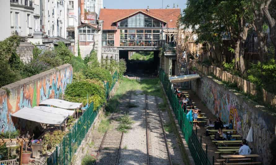 Bars and recycling projects on the Petite Ceinture line.