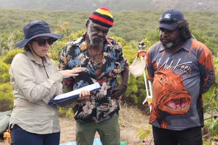 Dingaal traditional owners working with researchers.
