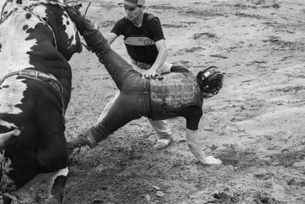 A man falls disconnected a bull