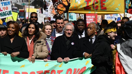 Manifestanti in marcia con cartelli e striscioni