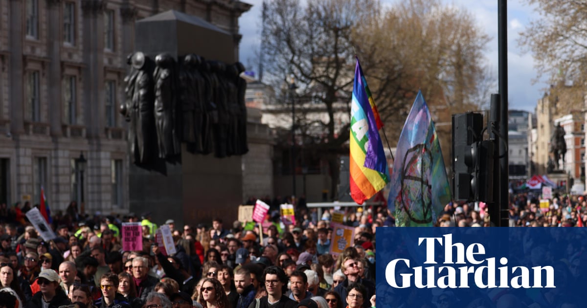 Huge crowds take part in London march against the far right – video