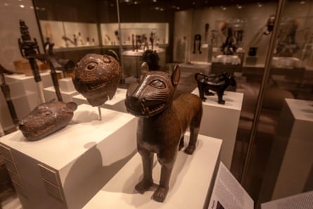 Restitution row: how Nigeria’s new home for the Benin bronzes ended up with clay replicas Benin bronzes at the Metropolitan Museum of Art in New York.