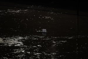 Um sinal de nível de rio aparece acima da água na margem sul do rio Hawkesbury em Windsor, noroeste de Sydney.