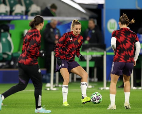 Fridolina Rolfö and some of her Manchester United teammates warm up.