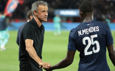 Luis Enrique félicite Nuno Mendes après la victoire 6-0 contre Montpellier
