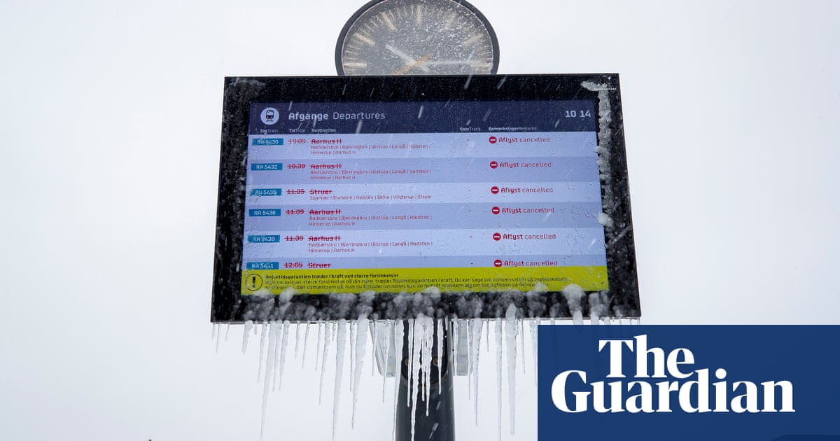 Междувременно силните ветрове и проливните дъждове причиняват наводнения в Западна