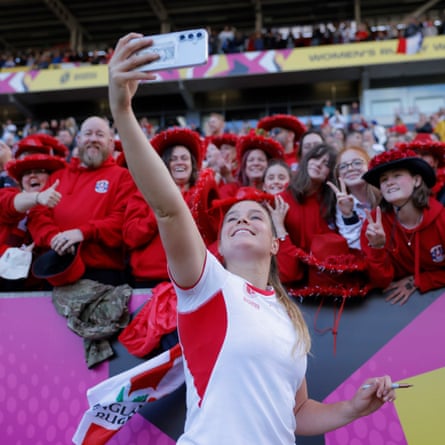 Jess Breach of England takes a selfie with a group of Red Roses fans after the Women’s Rugby World Cup 2025 semi-final victory over France.