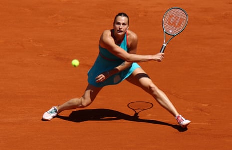 Aryna Sabalenka wins the opening set.