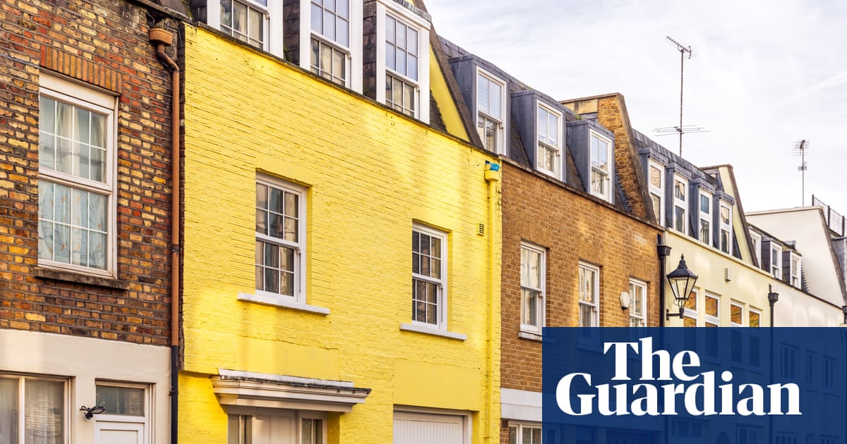 Price of average UK home passes £300,000 for first time, Halifax says