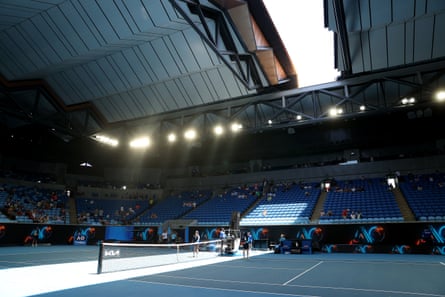 El techo de Margaret Court Arena se cerró debido a que el calor sofocante suspendió el juego.