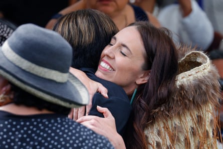 A primeira-ministra da Nova Zelândia, Jacinda Ardern, recebe um abraço durante as celebrações de Rātana em 24 de janeiro de 2023 em Whanganui, Nova Zelândia.