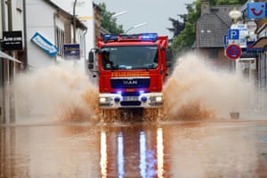 Erftstadt, Alemanha: Um caminhão de bombeiros passa por uma rua inundada.