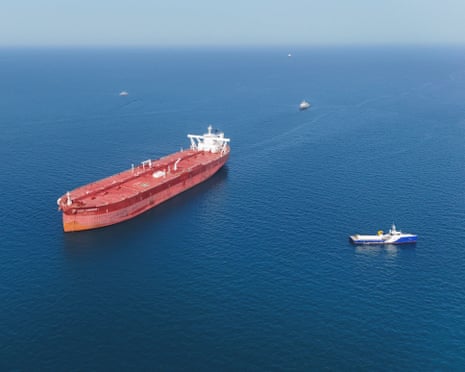 Une vue aérienne par drone montre le pétrolier Agios Fanourios I, battant pavillon maltais, arrivant dans les eaux territoriales irakiennes au large de Bassorah.