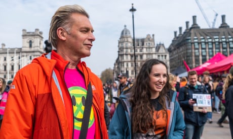 Chris Packham y su hijastra Megan McCubbin asisten a la protesta climática Big One en Parliament Square en Londres.