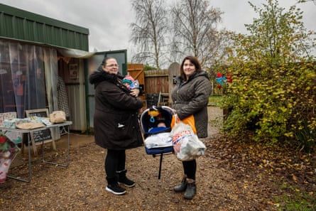 ريبيكا ماكغراث (يسار) وراية مع صديق وابنها في بنك إيلي بيبي