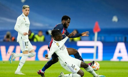 Frank Kessie de Barcelona compite por el balón con Eduardo Camavinga del Real Madrid.