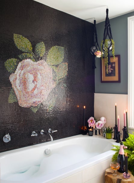 Salle de bain avec baignoire blanche et murs sombres avec une grande rose rose