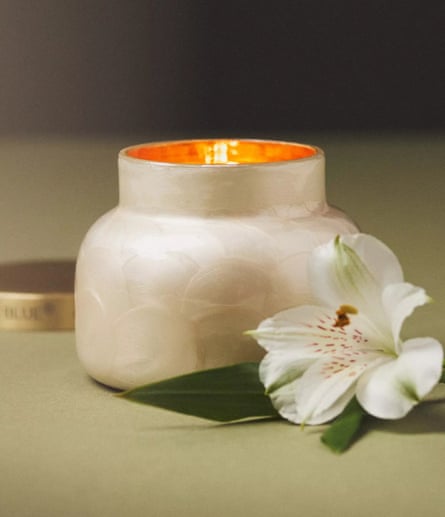 Una foto de producto de una vela volcánica Capri azul.