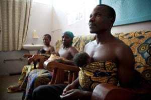 A father is taught how to perform ‘kangaroo care’ at the MSF hospital in Kabezi, Burundi