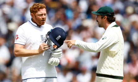 Jonny Bairstow dari Inggris berbicara kepada Travis Head setelah dia dibuat bingung oleh Alex Carey