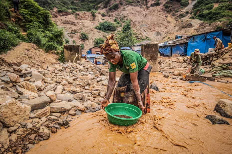 A woman pans for gold in Kamituga in DRC’s South Kivu Province in March. Moses Sawasawa for Fondation Carmignac.